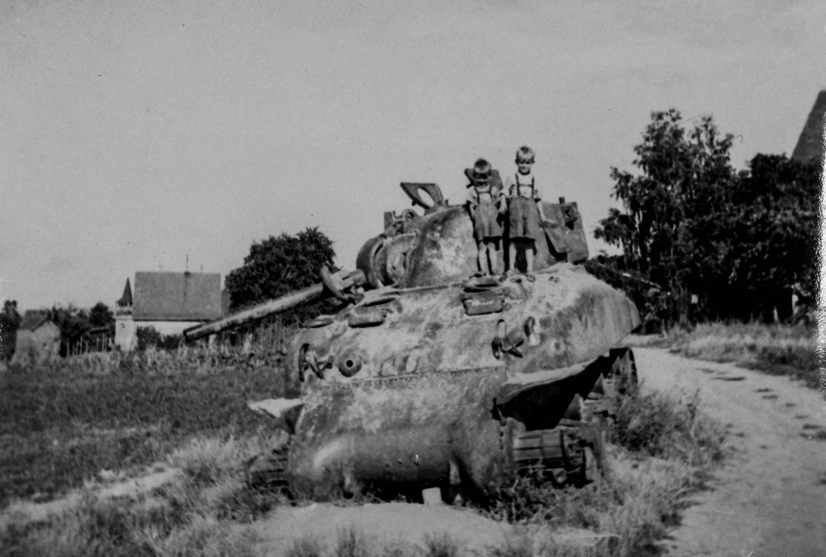 Shermann Panzer im Birkenweg korr 96
